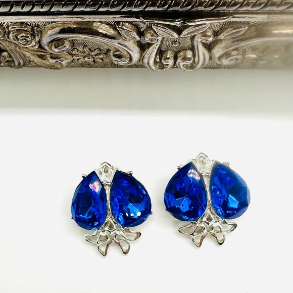 Vintage Blue Crystal Clip Earrings - Picture 3 of 12